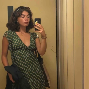  - Jättesöt & somrig klänning med tusenskönor! slutar strax över knät och är mycket bekväm 🐸🌟 hel o nästintill oanvänd! 