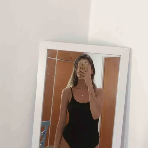  - Svart ribbad body med djup rygg från brandy Melville!! Sitter jätte bra, och fungerar fint utan bh!   Endast använt den en kväll!  Frakt tillkommer (20)💕