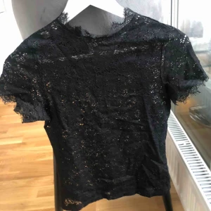  - Tröja i spets. Spetsen går upp lite i halsen.