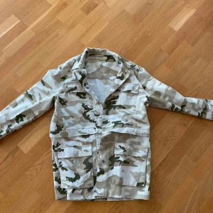  - Jacka från & Other stories! Superfin jacka i camo mönster. 
