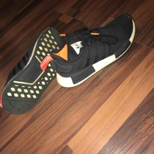  - Fina adidas nmd med lysande tunga fint skick inge hål någonstans andvända då o då så lite smutsiga Skick: 8/10