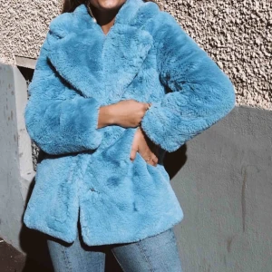  - Fin blå fluffig jacka från Gina tricot. Använd men i mycket fint skick. Storlek 34.  