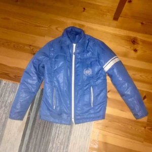  - Volvo Rally-jacka! Med tunn kappuschong man kan ha infälld eller utfälld. Fri frakt.