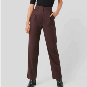  - LOOSE FIT KOSTYMBYXOR FRÅN NAKD  Storlek: 34 lite stora i midjan. Nypris: 399:- Dom är i ett jätte bra skick, endast använda till att ta foton med. Dom är vinröda. Bud från: 100 :- Kontakta mig via dm med ett bud om du är intresserad.