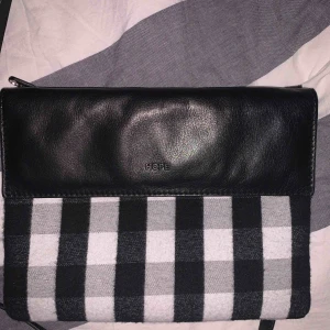  - Hope väska Passar perfekt till alla dessa rutiga jackor som majoriteten av Sverige äger i dagsläget.  Använd 1 gång av mig 