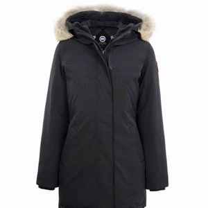 - Säljer min canada goose i modellen Victoria parka eftersom jag har en annan jacka. Jackan har några slitningar vid mudden på båda sidorna annars är den fri från skador. kan skicka bilder på jackan på sms. Fraktar eller möts i Göteborg. 