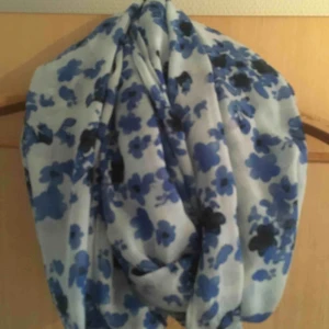  - Blåblommig tubsjal 