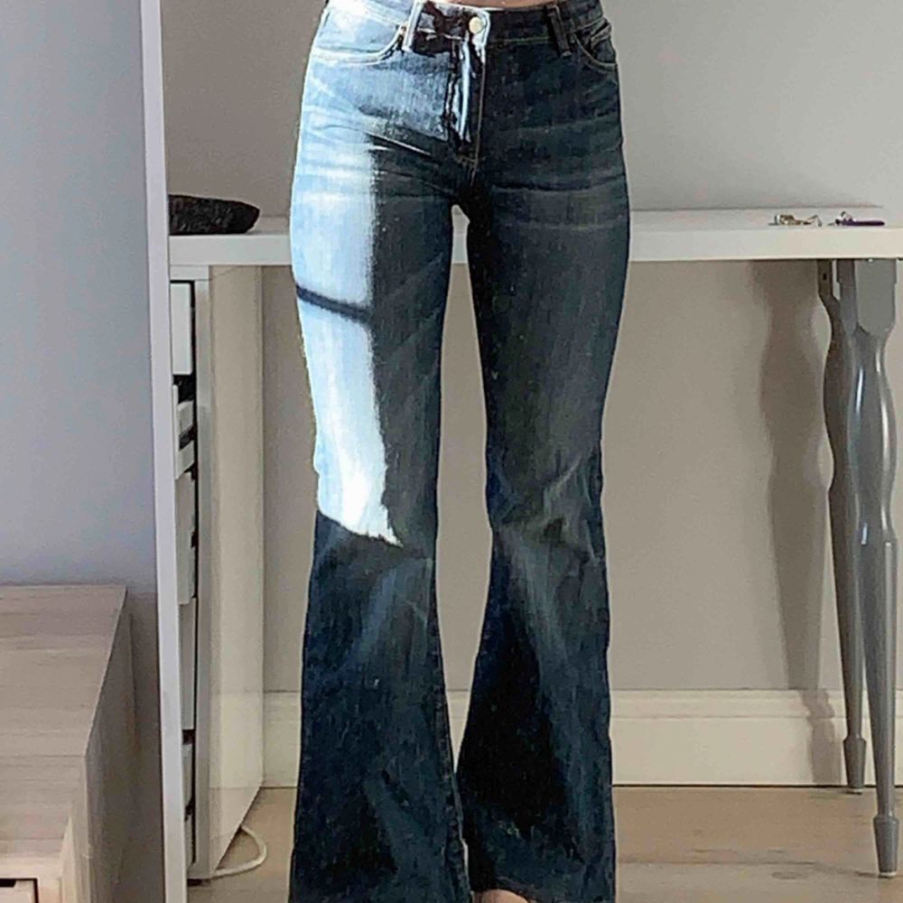 Stretchiga, supersköna bootcut jeans!! Jag är 170 och är perfekt längd för mig. Kan mötas upp i Stockholm eller så står köparen för frakt💙. Jeans & Byxor.