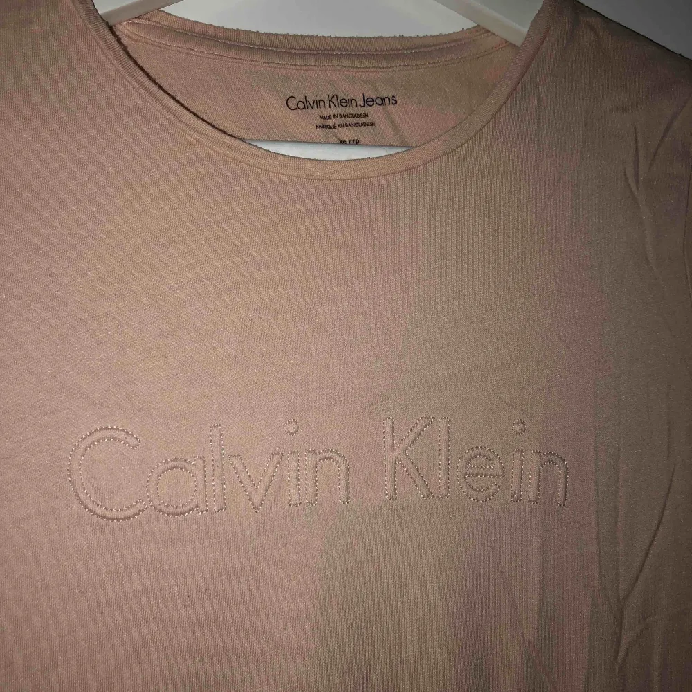 Baby rosa calvin Klein t shirt i storlek XS, tröjan är i gott skick.. T-shirts.