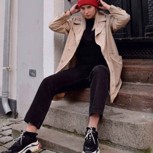  - Supersnygga högmidjade jeans från Weekday i modellen ”Row.” Tyvärr för stora för mig i midjan och då jag ej gillar skärp så vill jag sälja. Köpta i oktober och i väldigt bra skick. Jag är 180cm. Möts upp i Lund/Malmö eller FRI FRAKT