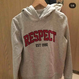  - Super cool tjocktröja från Gina tricot. Den är några år men jag har endast använt den cirka 3 gånger så i väldigt bra skick. Säljs pågrund av att den aldrig kommer till användning.