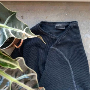  - Tröja från eastwest, säljer billigt pga använd och urtvättad. Sömmar i grå och rafflat materialet. 🌱   Möts upp i Stockholm, om skickas står köparen för fraktkostnaden   