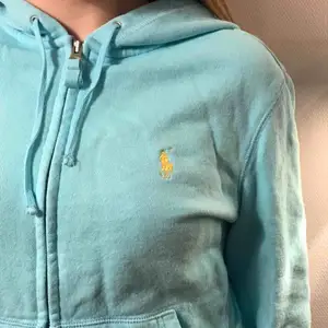 Fin hoodie från Ralph Lauren med en cool ljusblå färg😊