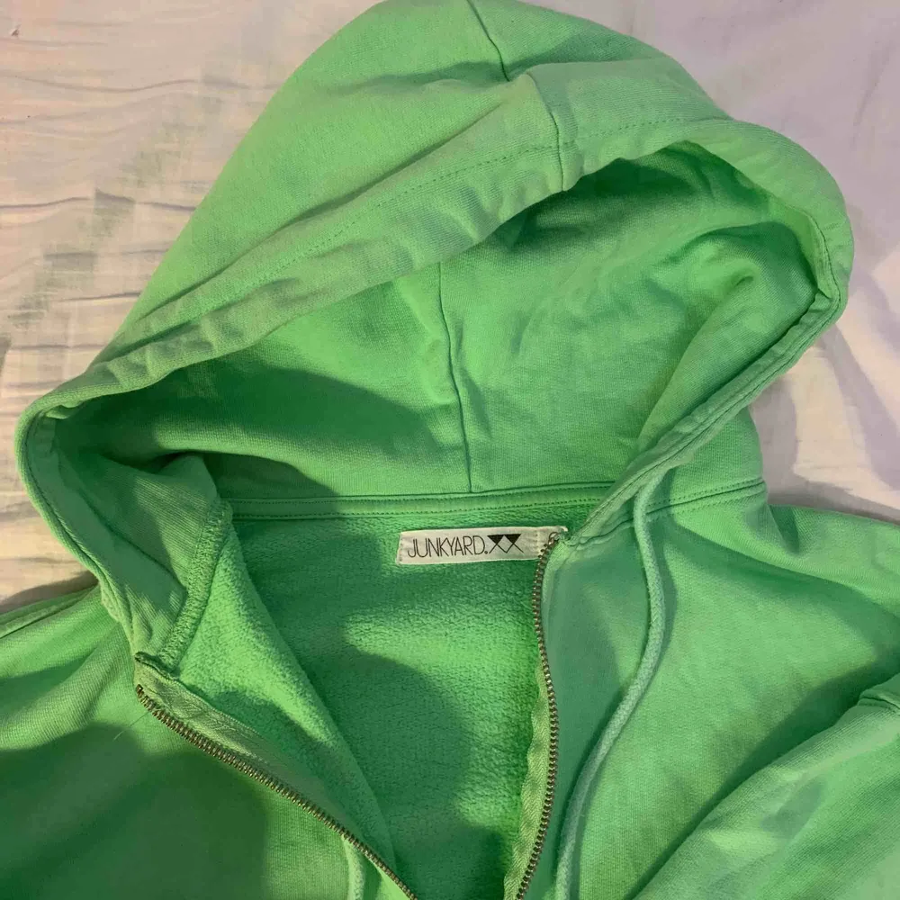 Ljusgrön kort hoodie med dragkedja, mjuk innuti, står s i men den e väldigt oversized så skulle passa på m också. Tröjor & Koftor.