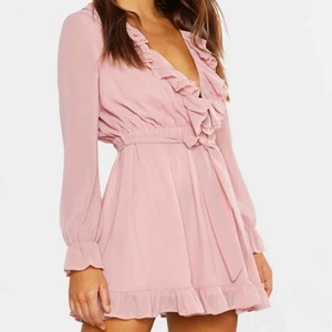  - Skaterklänning med låg urringning och volanger.  Aldrig använd. Kvar i original förpackning.