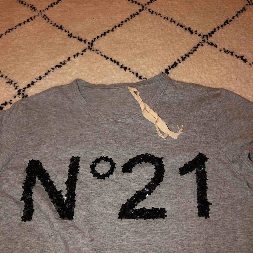 Grå tröja ifrån N°21, knappast använd och i god skick💗. T-shirts.