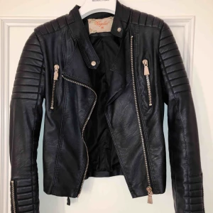  - Skinnjacka från chiquelle i strl 36/XS, fint skick.  Nypris: 699