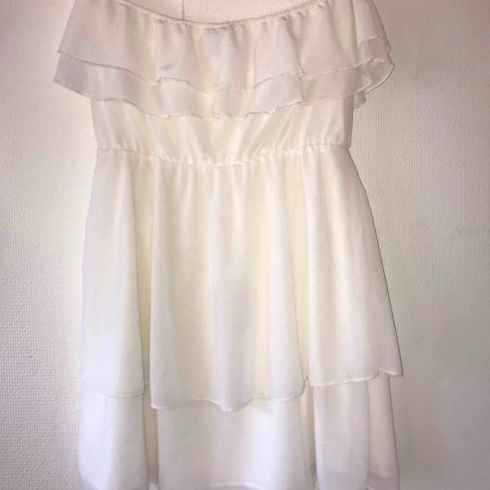Fin vit klänning med volang. Använd men i mycket bra skick. Strl 36/S😊. Klänningar.