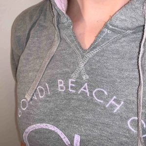  - hoodie ifrån Gilly Hicks i storlek XS. kan mötas upp i Ystad/Tomelilla, annars tillkommer frakt. vi tar swish och kontanter.