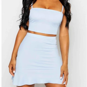  - Matchande set med crop top och skaterkjol. Så himla fin färg. Aldrig använd, kvar i original förpackning.