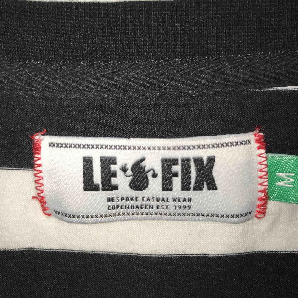 Vit/Svart Le Fix t-shirt till salu! Mycket bra skick, frakten ingår i priset. T-shirts.