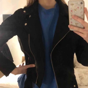  - Svart ”biker” jacka i mocka material köpt på zalando, köparen står för frakten :)