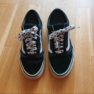  - Svarta vans i bra skick! Obs det är ett hål i tyget vid insidan av hälen i ena skon! 