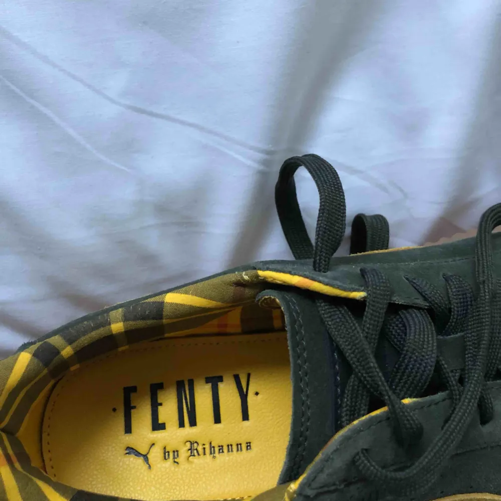 Fenty by Rihanna puma sneakers i storlek 39. Aldrig använda pga för stora för mig. Inköpta för cirka 1300kr.. Skor.