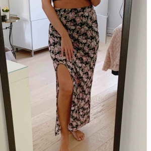  - Svart långkjol med rosa/gröna blommor & slits i sidan. Köpt i USA på Forever 21! Frakt ingår!