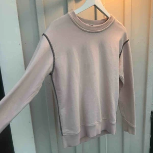  - Nypris: 2150kr Ljusrosa college tröja från Marc by Marc Jacobs. Boxning modell Gråa dekorativa sömmar Ficka och dragkedja på baksidan (användbar) 