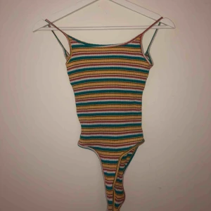  - Ribbad body från zara som är använd ett få tal gånger! sitter som handen i handsken på kroppen!💥