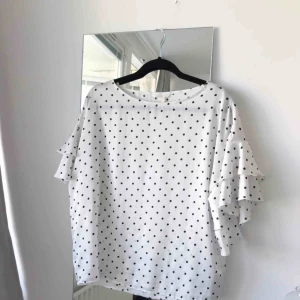  - Supersöt prickig blus från H&M i storlek 42. Jag har vanligtvis S, brukar knyta ihop denna i midjan för att få fram figuren lite mer, eller ha den instoppad. Supersöt! Frakt ingår!