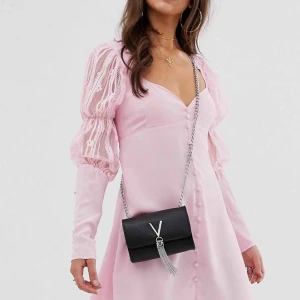  - Rosa klänning från love&lemons. Prislappar kvar och ny. Passar en S men storleken står inte