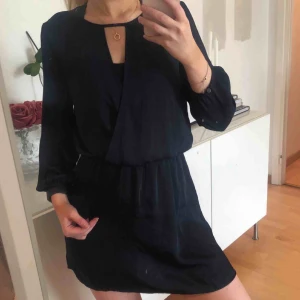  - **frakt ingår ej i priset** Märke: forever21 Kategori: Kläning Storlek: Small Färg: Mörkblå