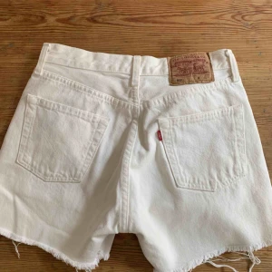  - Vita avklippta Levis ’501 st 29. Väldigt snygga på sommaren! Obs små i st (som alla ’501:or!)