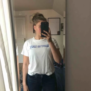  - Säljer denna gulliga T-Shirt från & Otter stories! Är strl 40 men passar även mig som i vanliga fall bär strl 36. 🌊Köparen står för frakten, frakt 42kr