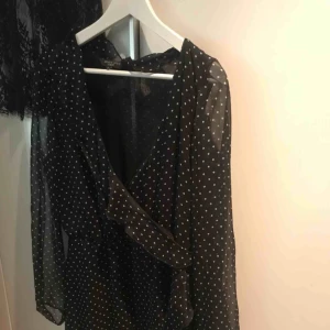  - Söt klänning i fint skick, säljer eftersom den aldrig kommer till användning. Volanger nedtill, upptill samt korsat över bröstet. Frakt tillkommer och kan alternativt mötas upp i Göteborg!🧡