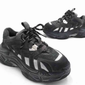  - Svinsnygga oversized/chunkey sneakers i mörkgrått! Små i storleken så passar 38 el 39. Hur sköna som helst🌼  ”Trainers with oversized style and washed out effect, this pair features vegan suede and poly leather panels”. Från märket Ruve. 