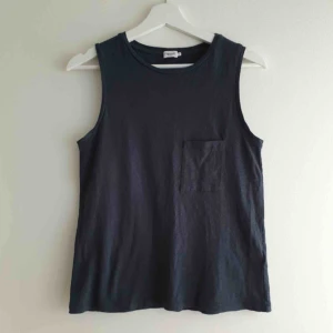  - Mörktblå/grå topp i linne blandning från Filippa K. Nyskick! Material: 60% bomull, 40% linne