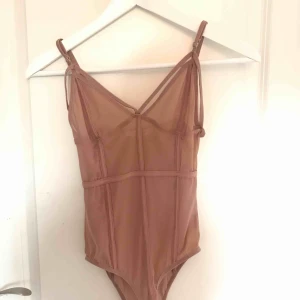  - Oanvänd nude-färgad mesh body från Chiquelle! 