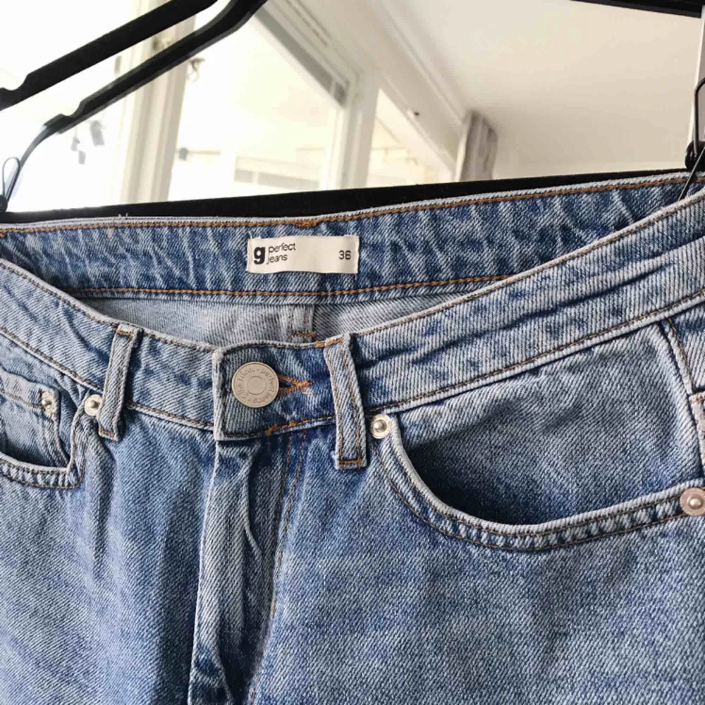 Mom jeans från Gina Tricot med öljetter på sidorna. Riktigt snygga! Frakt ingår. Storlek 36.. Jeans & Byxor.