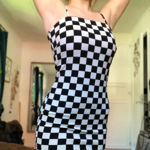  - Rutig klänning köpt på fashionNOVA stretchig material  Frakt tillkommer