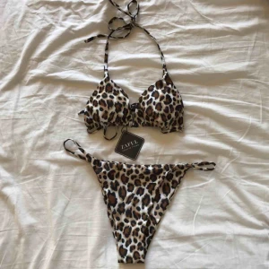  - Helt ny jättesnygg bikini med leopardmönster. Aldrig använd endats testad, alla lappar kvar. Säljer pga att det inte är min stil riktigt. Strl L men skulle nog säga att den passar bättre på M