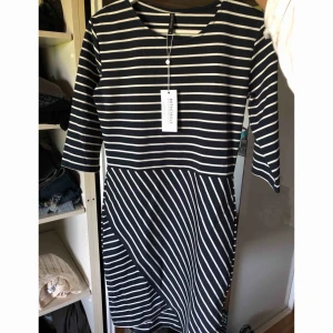  - Randig klänning ifrån rut&circle. Aldrig använd. Storlek 38z Köparen står för frakt 