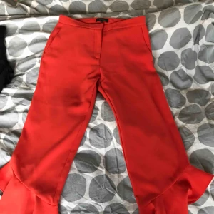  - Supercoola volang kostymbyxor från Berska. Är i mycket bra skick.   Kan fraktas 🌸