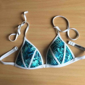  - Härlig bikinitopp från Victorias secret märke PINK.  Skulle säga att de e en C kupa o eftersom banden kan knytas passar den nog en M oxå! 