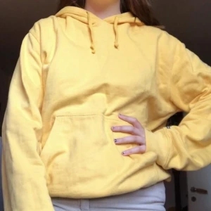  - Säljer denna gula hoodien!💛