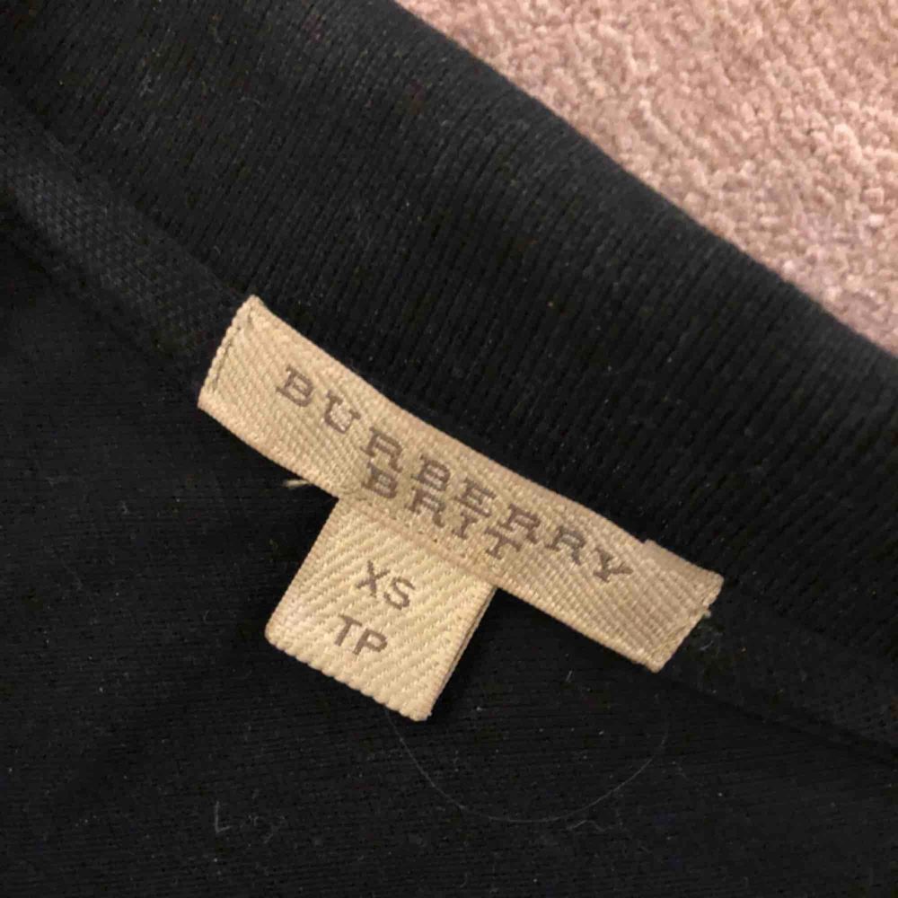 Burberry piké i strl XS Möts upp i Ropsten eller fraktar då fraktkostnaden tillkommer köparen.. T-shirts.