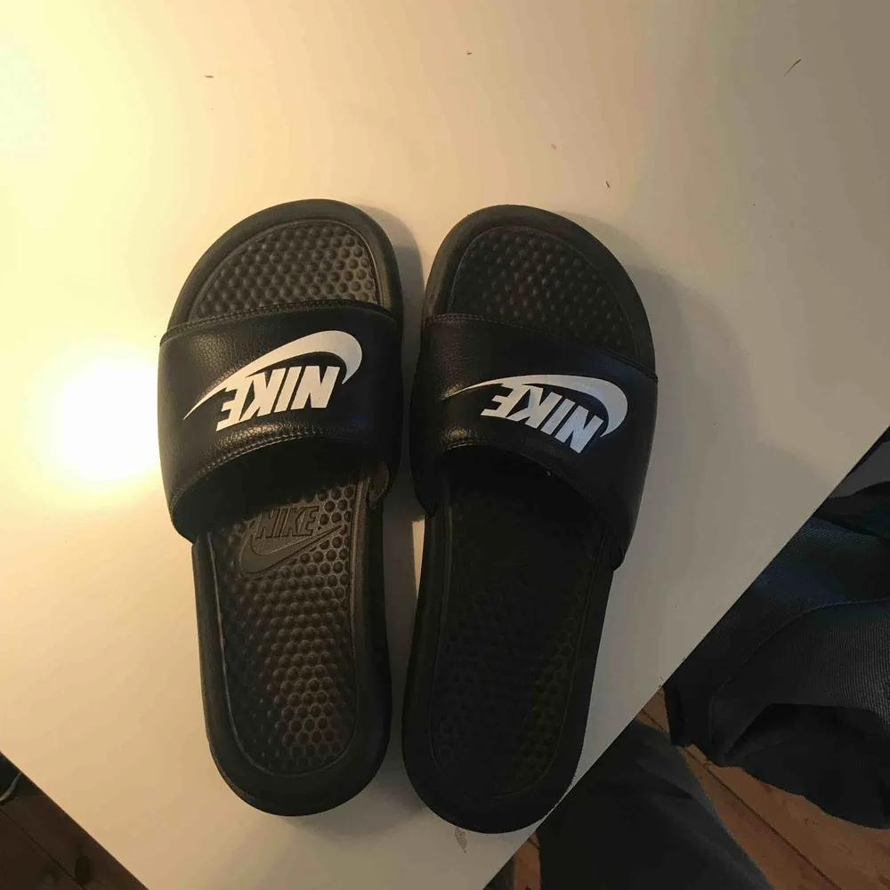 Nästan nya Nike slippers svarta, köparen står för frakt. Skor.