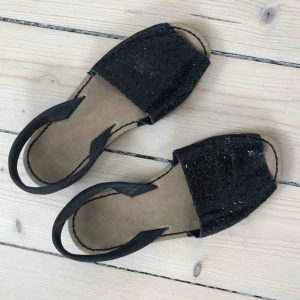  - Fina sandaler med svart glittrig överdel. Som nya 